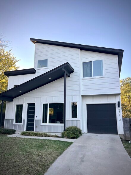 Building Photo - 6908-2 Carver Ave