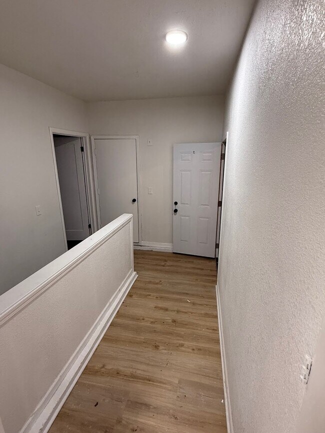 Building Photo - Newly remodeled 3 bedrooms and 2 full baths home located in Independence, MO