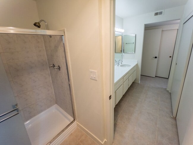 Building Photo - Large 2bed/ 2 bath corner unit in the heart of Silverlake with Hot Tub, Pool, Gated Parking and P...