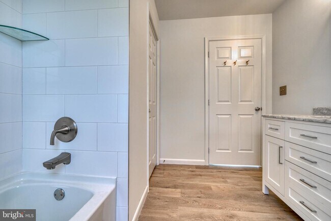 Building Photo - 2166 Lake Dr