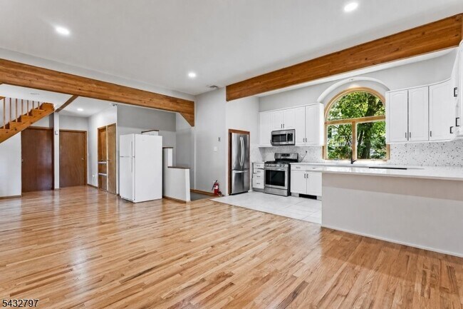 Building Photo - 17 Hickory Dr
