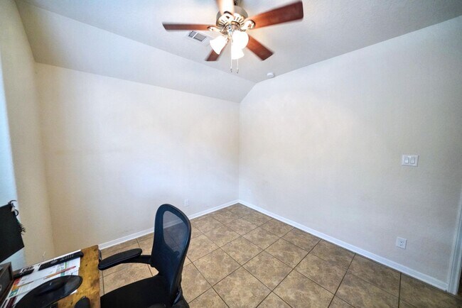 Building Photo - Stunning 3-Bedroom Home with Office in Charleston Parke, Cibolo - Realtor Commission offered: $500