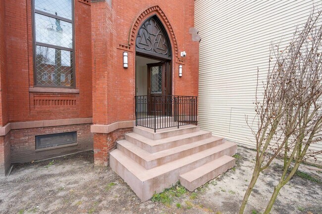 Building Photo - 328 Pacific Ave