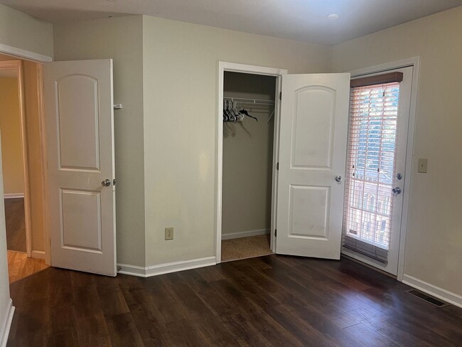 Building Photo - One- level 3bedroom /2bath  living with 2 ...
