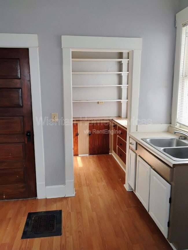 Building Photo - 591 Clark St