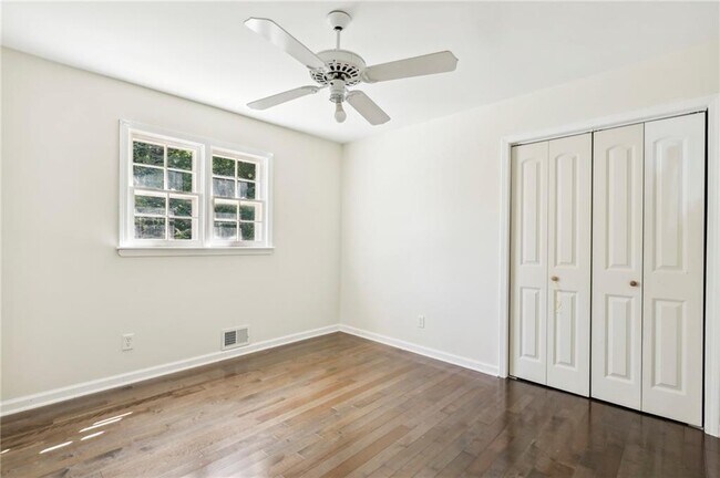 Building Photo - 4935 Cambridge Dr