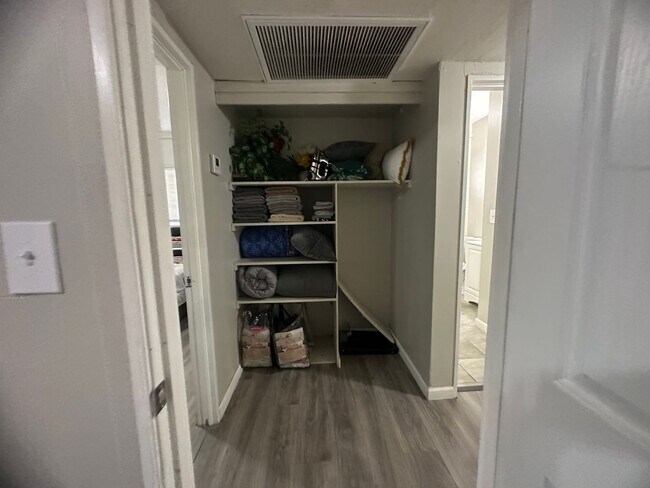 Building Photo - 3 Bedroom Townhouse