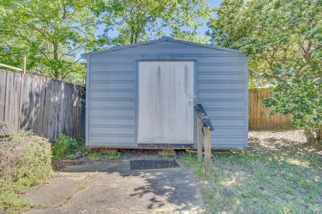 Building Photo - Modern and updated 3/ 2 bath ranch home in Old Hickory Subdivision of SW Pensacola Near NAS and P...