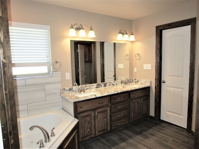 Building Photo - Like New!  3 bedroom 2 bath 2 car garage!