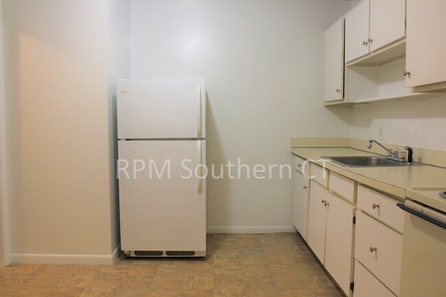 Building Photo - Ranch Style Condo – Hamden – 1 Bedroom