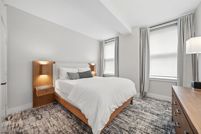 Building Photo - Upgraded Downtown Condo
