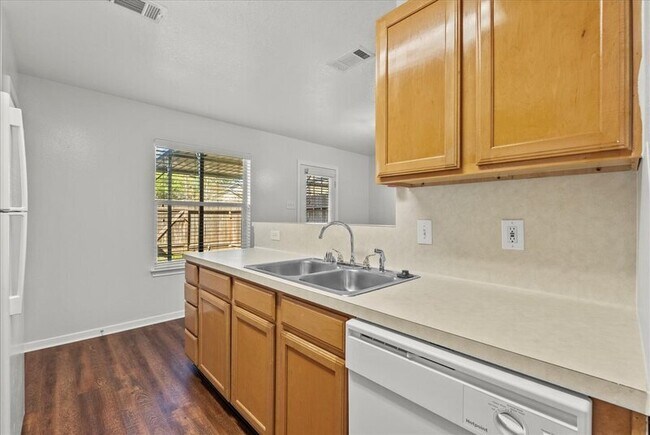 Building Photo - 2106 Roatan Calle