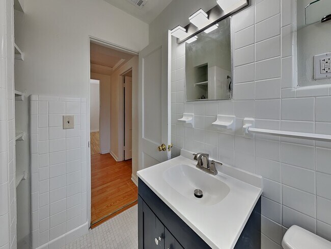 Building Photo - 2124 Valencia Rd