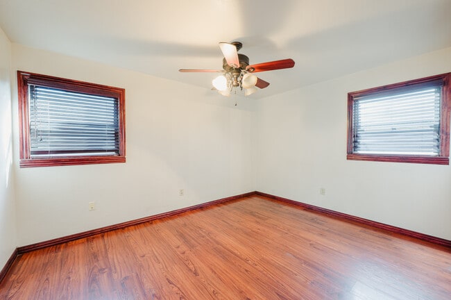 Building Photo - 610 E 54th St