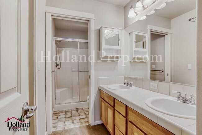 Building Photo - Beautiful 2 Bed • 2.5 Bath home in Prime Hillsboro Location – Light, Bright & Functional! *** Spe...