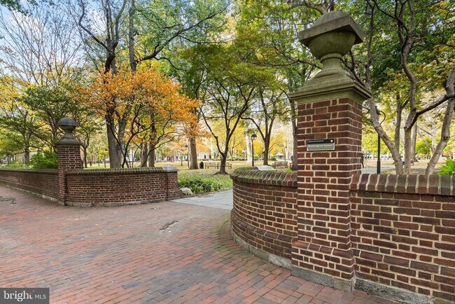 Building Photo - 604 S Washington Square