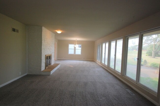 Building Photo - 3 Bedroom 2 Bathroom 2 Stall Attached Garage - Boone Iowa