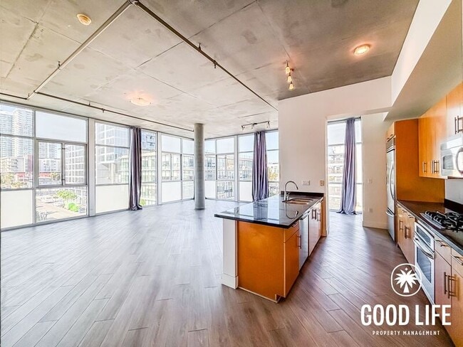 Building Photo - 527 Tenth Ave