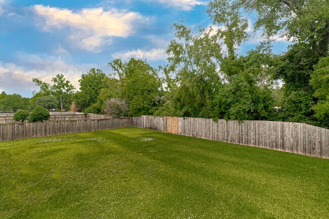 Building Photo - 12412 Oak Alley Dr