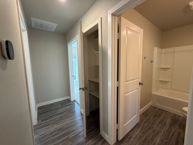 Building Photo - Pre leasing for July: 3/2 located in Upland Crossing!