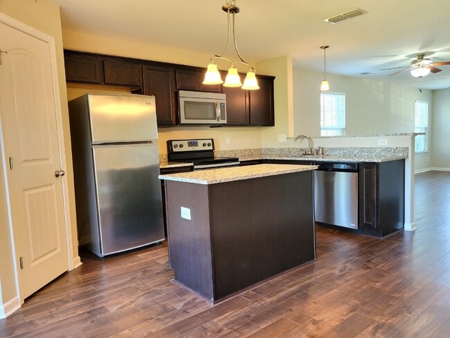 Building Photo - Highly desirable end unit in sought after Cobblestone in Goodlettsville!