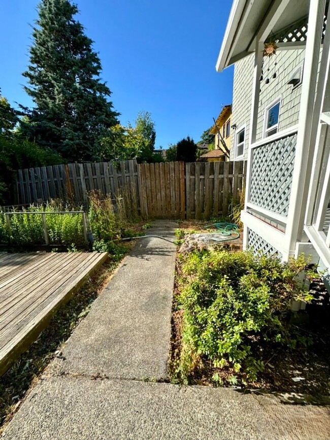 Building Photo - Irvington Triplex Townhome