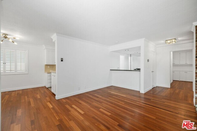 Building Photo - 404 San Vicente Blvd