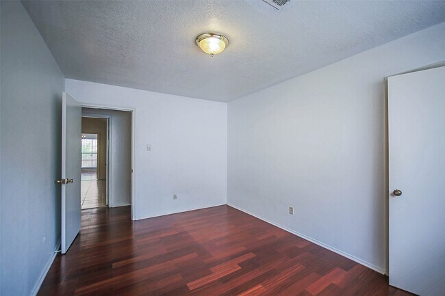 Building Photo - 7010 Captain Dr