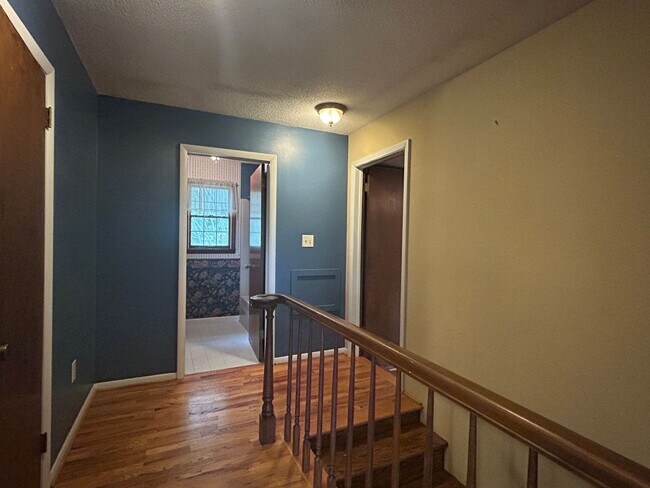Building Photo - 4/2.5 in Beautiful Warrensville! Lots of S...