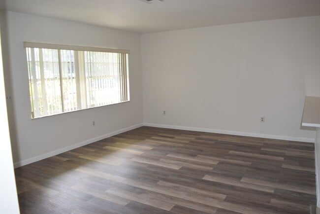 Building Photo - Affordable 3 bedroom 2 bath centrally located