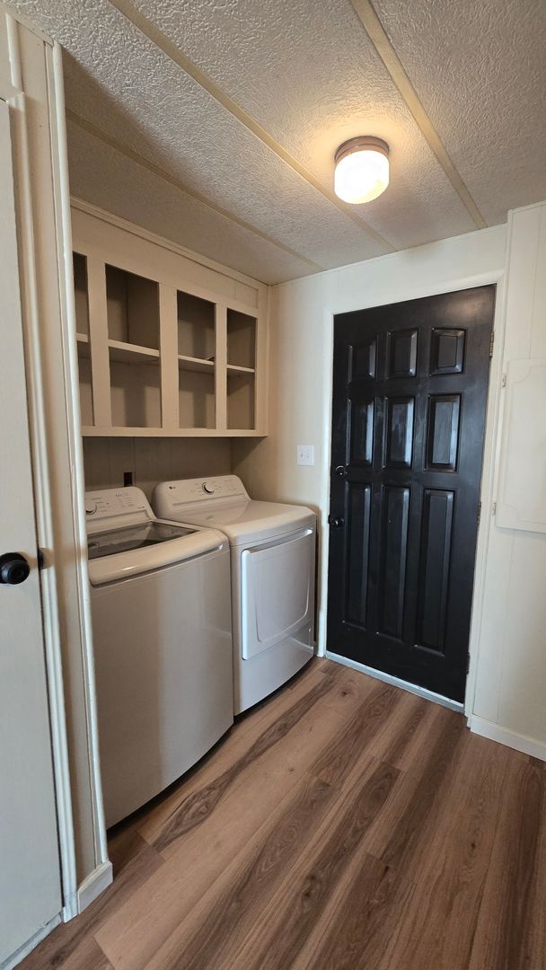 Building Photo - Welcome to this 3-bedroom, 2-bathroom home...