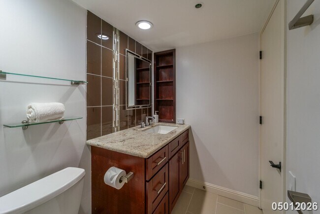 Building Photo - Luxury 1-Bedroom Condo with Stunning Mountain Views