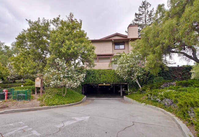 Building Photo - Popular Woodside Commons at Its Finest.