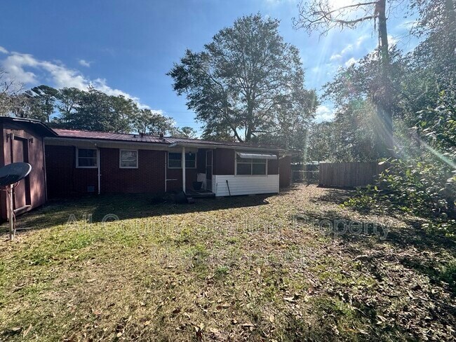 Building Photo - 446 SW Theresa Ct