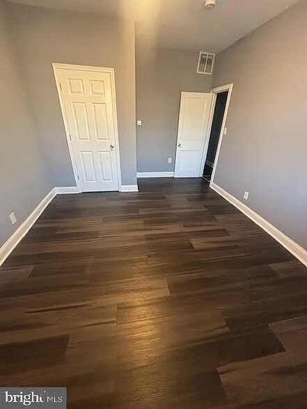 Building Photo - 1300 N Kenwood Ave