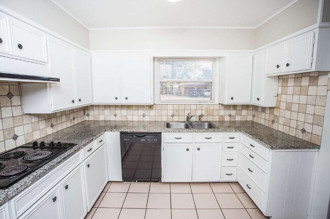 Building Photo - "Spacious 5-Bed Oasis with Granite Elegance & Hardwood Charm in Lubbock!"