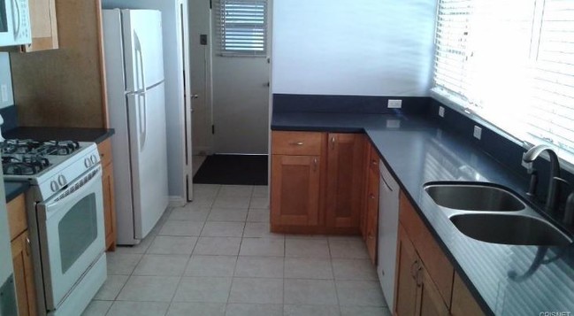 Kitchen - 11043 Kling St