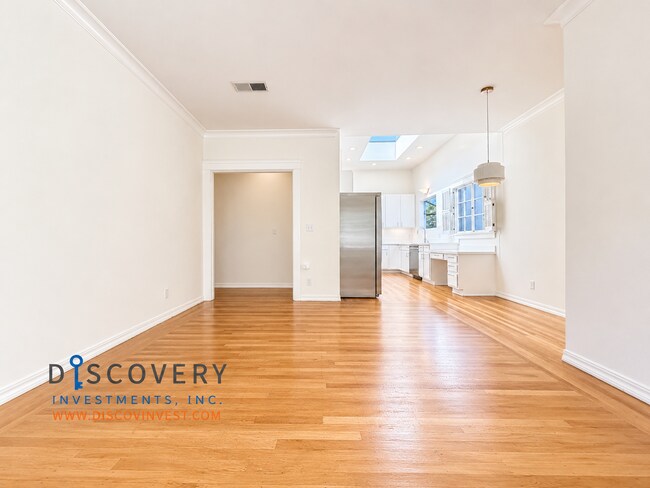Building Photo - Classic Berkeley Condo with Tasteful Modern Updates