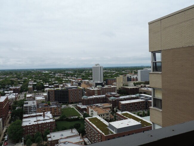 Building Photo - 6301 N Sheridan Rd