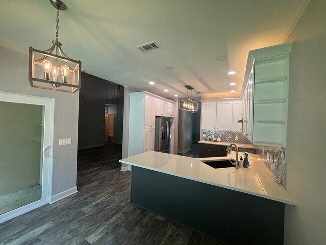 Building Photo - 826 Boulevard of the Champions