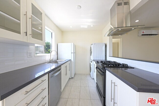 Building Photo - 3101 Arizona Ave