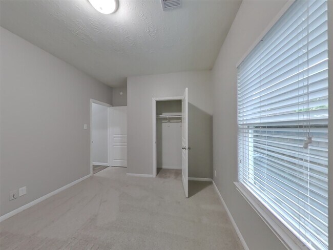 Building Photo - 210 Pequin Rd