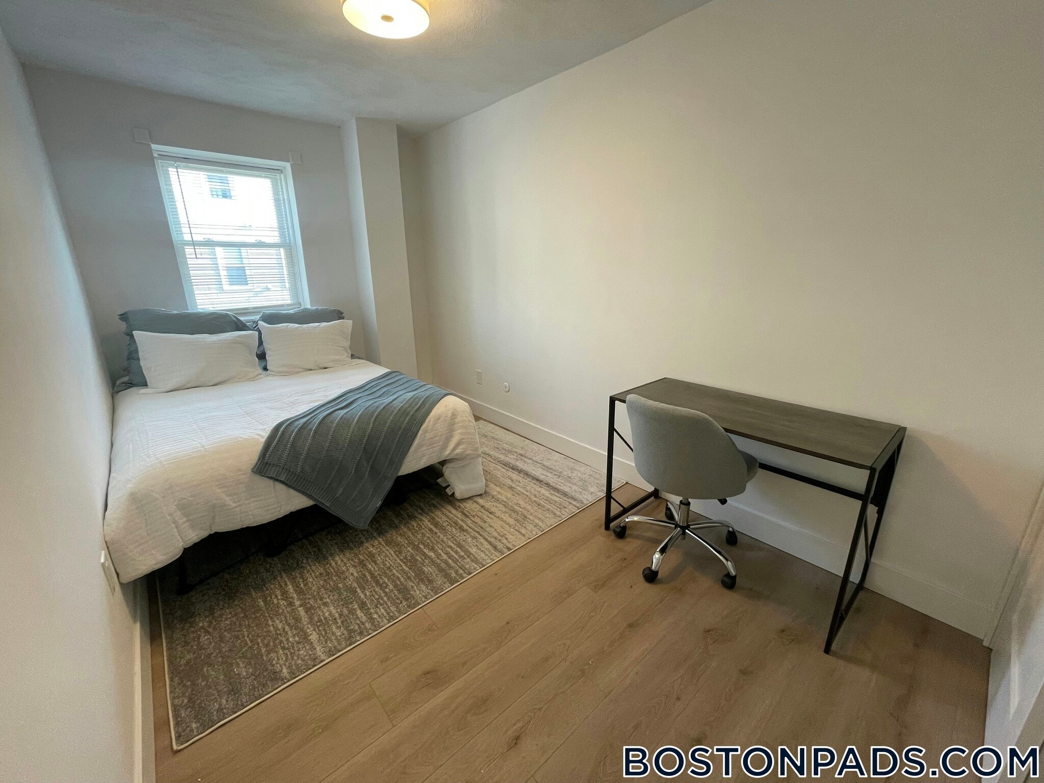 Building Photo - 740 E 7th St