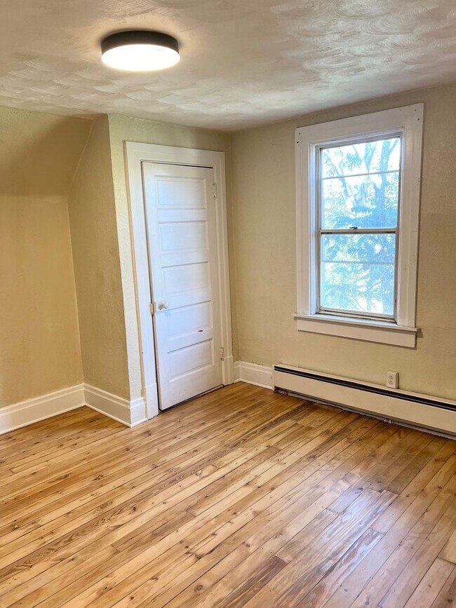 Building Photo - Newly Remodeled 3 or 4 Bedroom in Swissval...