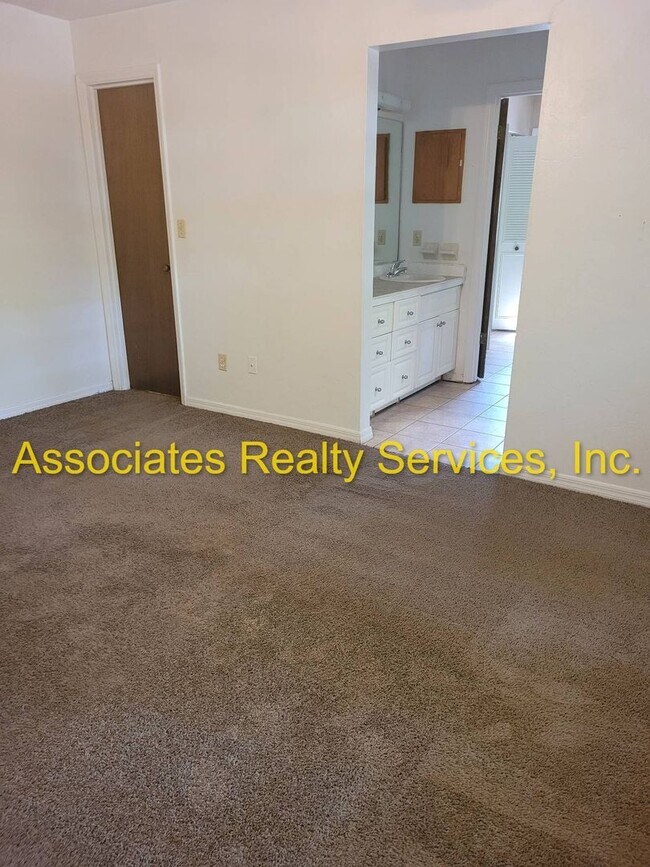 Building Photo - MOVE IN SPEACIAL! Cute Home In Deer Run, 3...