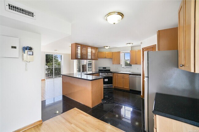 Building Photo - 2826 Batchelder St