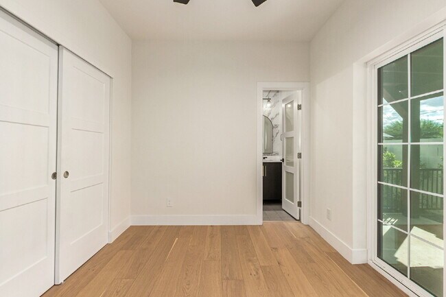 Building Photo - Gorgeous 2-Bed, 2-Bath duplex in the Garfi...