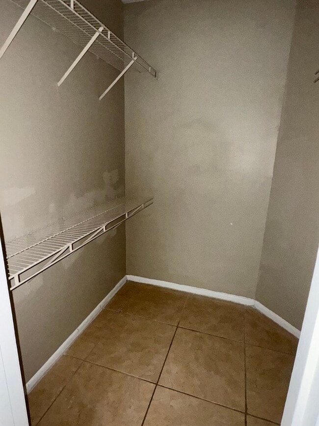 Building Photo - Spacious open floor plan 2/2 located in highly desirable Siesta Lago!