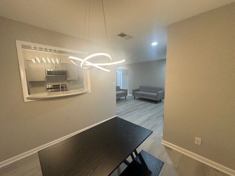 Building Photo - Room in Condo on Roberts Dr