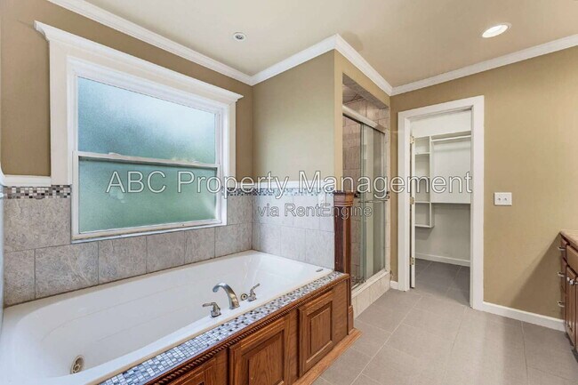Building Photo - 911 Eicher Ave
